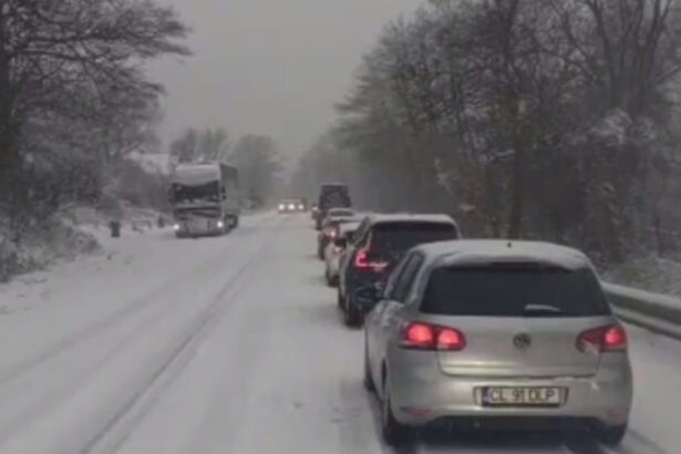 video se circula greu in conditii de ninsoare abundenta pe a1 coada de kilometri pe valea oltului dn 7 6953ff5ae3191