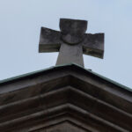 video situatie bizara intr un oras din valcea biroul viceprimarului a fost mutat in cimitir dupa ce a intrat in conflict cu primarul 694570c724992