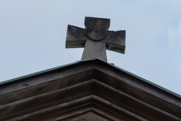 video situatie bizara intr un oras din valcea biroul viceprimarului a fost mutat in cimitir dupa ce a intrat in conflict cu primarul 694570c724992