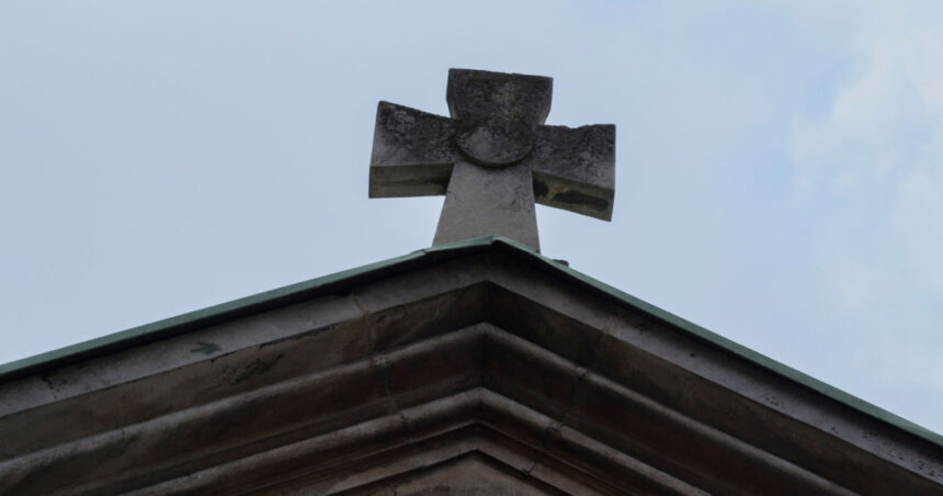 video situatie bizara intr un oras din valcea biroul viceprimarului a fost mutat in cimitir dupa ce a intrat in conflict cu primarul 694570c724992