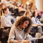 video universitatea din romania care acopera din fonduri proprii pentru 100 de studenti banii de burse taiati de guvern ce sume ofera 693ba29d2f951