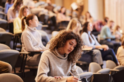 video universitatea din romania care acopera din fonduri proprii pentru 100 de studenti banii de burse taiati de guvern ce sume ofera 693ba29d2f951