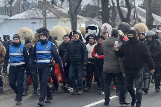 videofoto bataia cu ciomege de la ruginoasa oprita de jandarmi cu gaze lacrimogene 6955037d00c9d