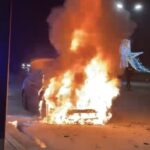 videofoto o masina a fost mistuita de flacari la sensul giratoriu de la auchan spre cumpana 693885e623ce0