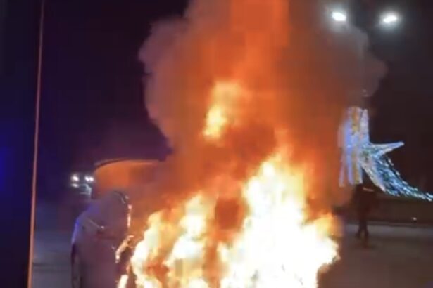 videofoto o masina a fost mistuita de flacari la sensul giratoriu de la auchan spre cumpana 693885e623ce0