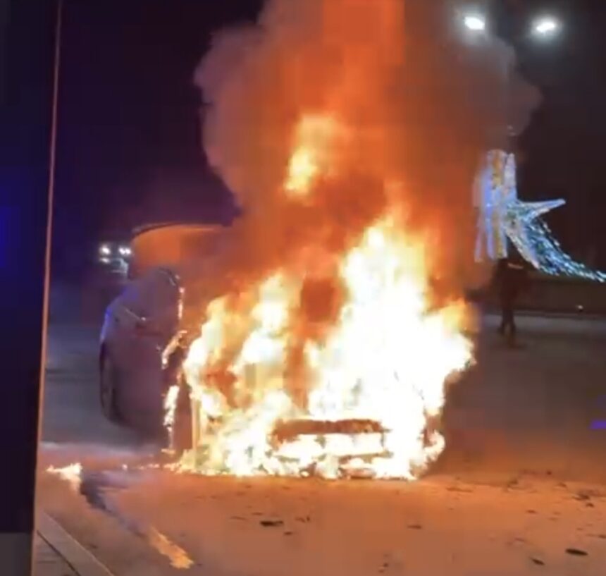 videofoto o masina a fost mistuita de flacari la sensul giratoriu de la auchan spre cumpana 693885e623ce0