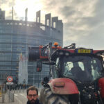 videofoto protest cu tractoare in fata parlamentului european fermierii se impotrivesc acordului ue mercosur 6942d028c5e1a