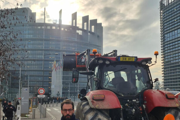videofoto protest cu tractoare in fata parlamentului european fermierii se impotrivesc acordului ue mercosur 6942d028c5e1a