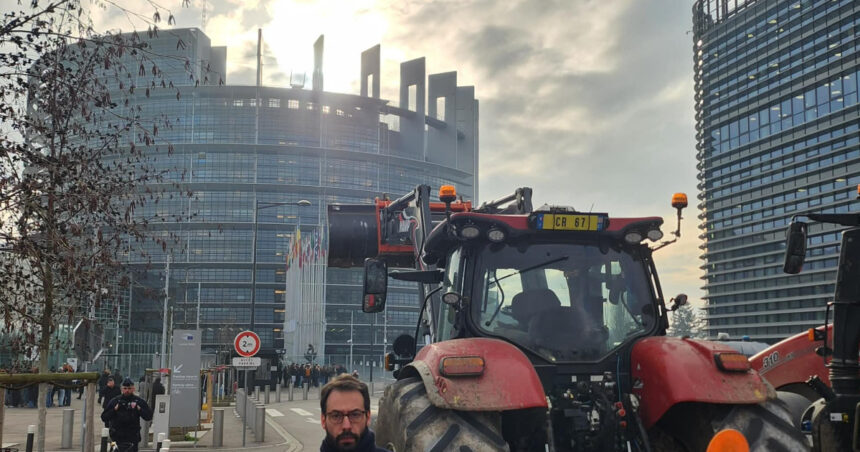 videofoto protest cu tractoare in fata parlamentului european fermierii se impotrivesc acordului ue mercosur 6942d028c5e1a