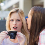 barfa pare inofensiva dar psihologii avertizeaza vorbitul negativ despre altii creste stresul si afecteaza relatiile 695a83717b59d