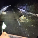 caderi de pietre pe dn 57 intervin echipaje ale directiei regionale de drumuri si poduri craiova 695ea77b462a1