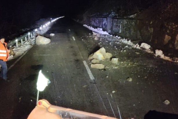 caderi de pietre pe dn 57 intervin echipaje ale directiei regionale de drumuri si poduri craiova 695ea77b462a1