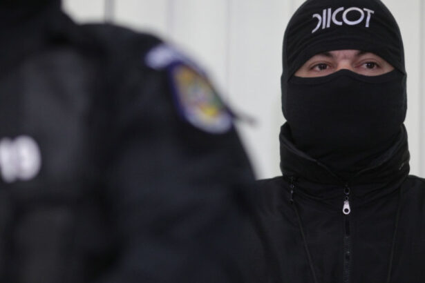 ce au patit mai multi oameni stramtorati financiar dupa ce au acumulat datorii pe caiet la un magazin din mures 7 persoane arestate 69739c5d64d44