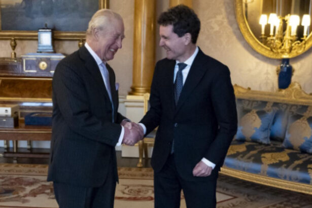 ce cadouri a primit nicusor dan de cand a ajuns presedinte cel mai scump o fotografie cu autograf de la regele charles 697dec8b66d2d