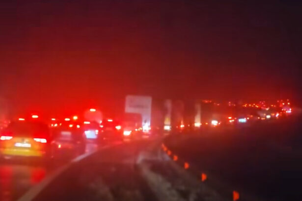 coloana de masini pe cinci kilometri pe autostrada a1 la nodul rutier din localitatea margina recomandarile politistilor 695a9de92bc4e