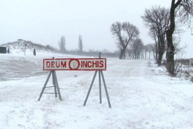 dn 24c din iasi inchis circulatiei pana vineri din cauza viscolului camioanele care intra in r moldova parcate la vama costesti 696093a57ec0c