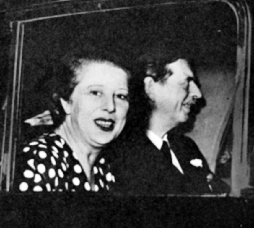 dragoste si intrigi in vremuri de pace si razboi carol al ii lea si elena lupescu 697b7940a99b3