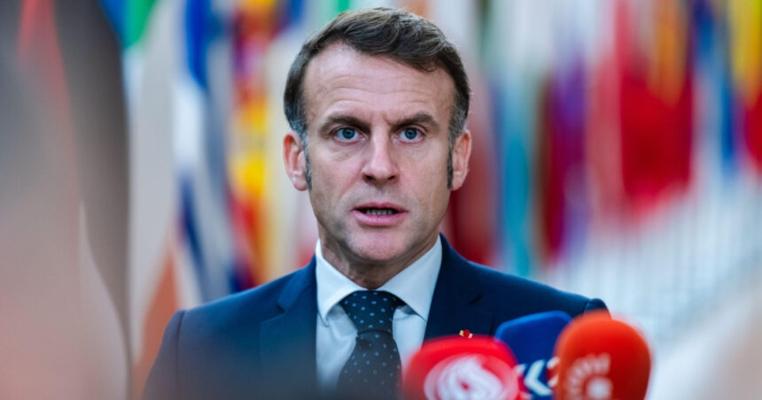 emmanuel macron interzicem retelele sociale pentru copiii sub 15 ani franta vrea sa restrictioneze accesul la telefoane in licee 69767438e111e