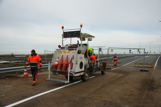 foto avanseaza lucrarile de modernizare pe strada prelungirea tractorului din cumpana a inceput montarea stalpilor de iluminat 697cbd0fe94c8