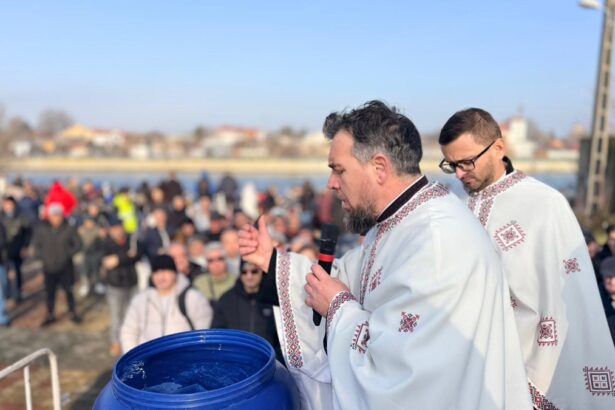 foto boboteaza la medgidia campionul cristian tranulea a scos crucea sfanta din apa si a fost recompensat de primarie cu un premiu de 2 000 de lei 695d191de9d45
