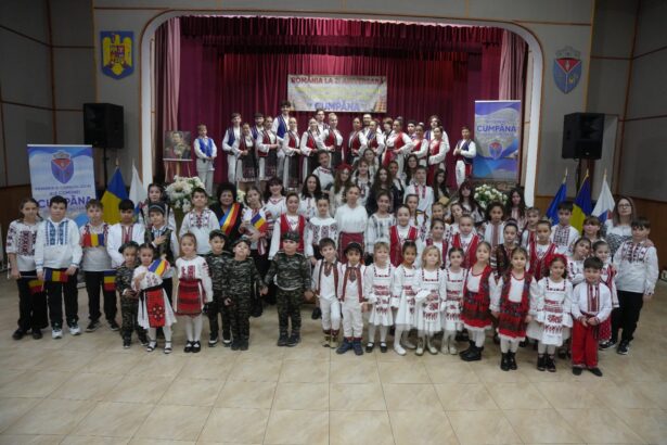 foto mica unire sarbatorita prin cantec si dans la casa de cultura din cumpana de prescolarii si elevii comunei 697528798b357