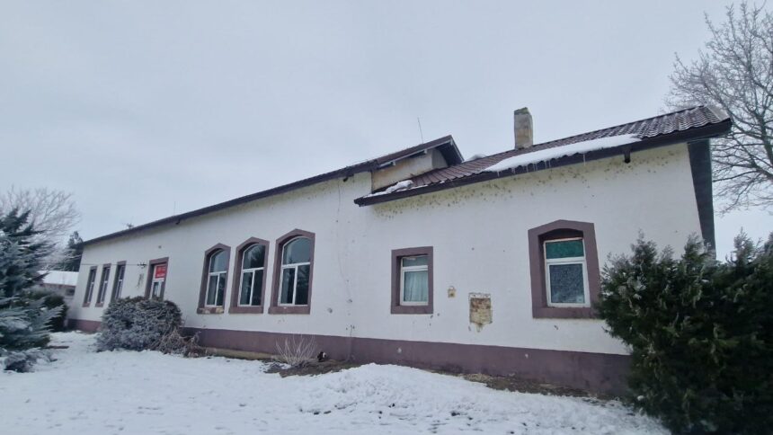 foto primaria saligny continua demersurile pentru obtinerea finantarii necesare consolidarii vechii scoli din sat in ce stadiu este lucrarea la centrul medical 69711806f07de