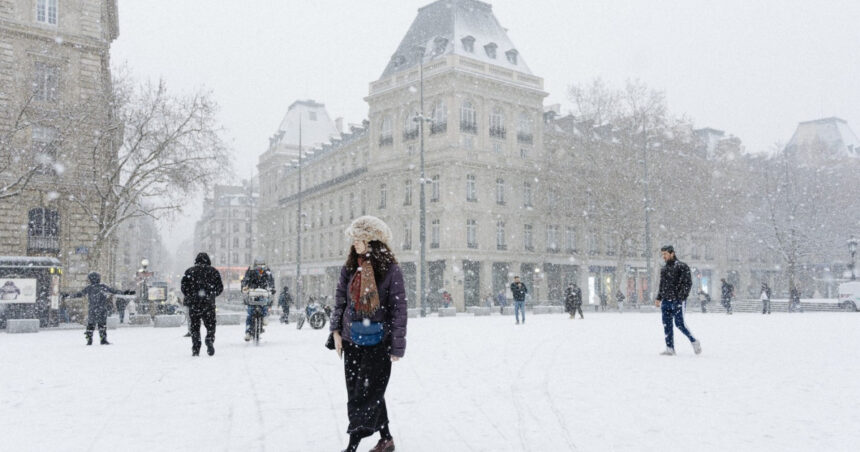 franta puternic afectata de ninsori si polei transportul in comun traficul rutier si zborurile aeriene sunt serios bulversate 695e256ad1680