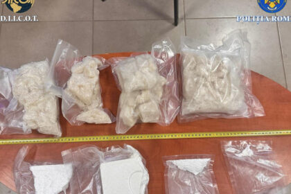 galerie foto doi barbati prinsi in flagrant la timisoara cand vindeau circa 4 kilograme de droguri cu peste 160 000 de lei ei au fost retinuti 697a0d30e431f