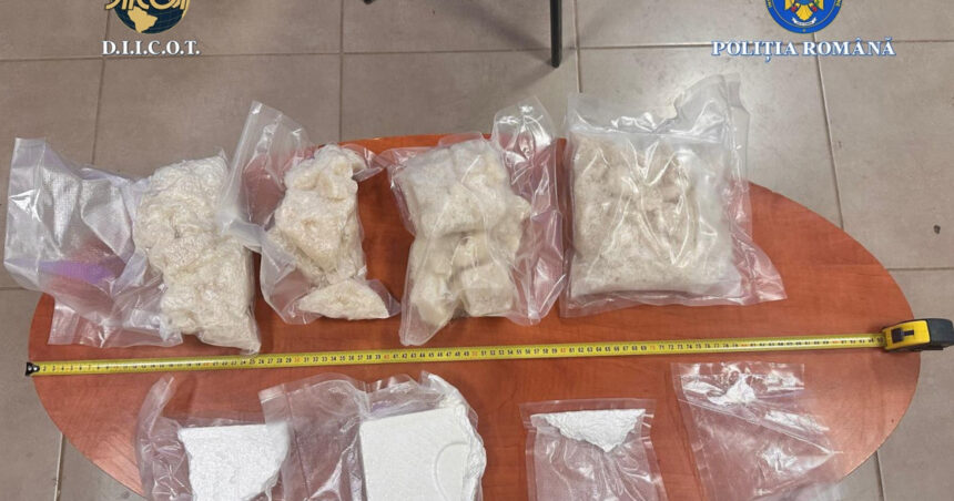 galerie foto doi barbati prinsi in flagrant la timisoara cand vindeau circa 4 kilograme de droguri cu peste 160 000 de lei ei au fost retinuti 697a0d30e431f