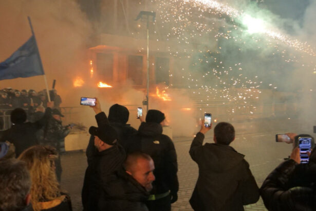 galerie foto protest antiguvernamental la tirana mii de oameni in strada confruntari cu fortele de ordine 69760005e48f6
