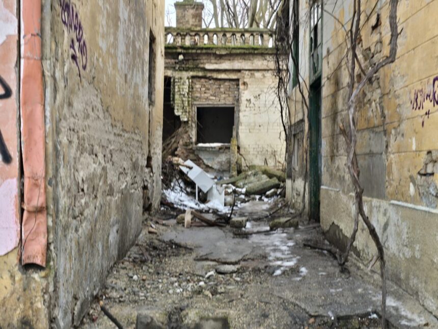 galerie fotovideo degradare in centrul orasului cladiri devenite focare de infectie si adapost vremelnic pentru oamenii strazii 69734bb19857b