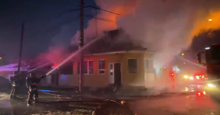 incendiu puternic la o casa din sectorul 5 al capitalei doua persoane cu arsuri transportate la spital 69675fe3ae67c