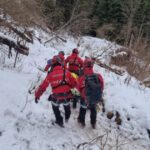 interventie de durata a salvamontistilor din neamt pentru recuperarea unui tanar inconstient din zona inalta a masivului ceahlau 695ea40095a21