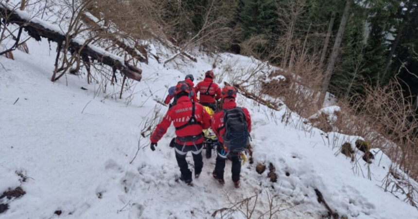 interventie de durata a salvamontistilor din neamt pentru recuperarea unui tanar inconstient din zona inalta a masivului ceahlau 695ea40095a21