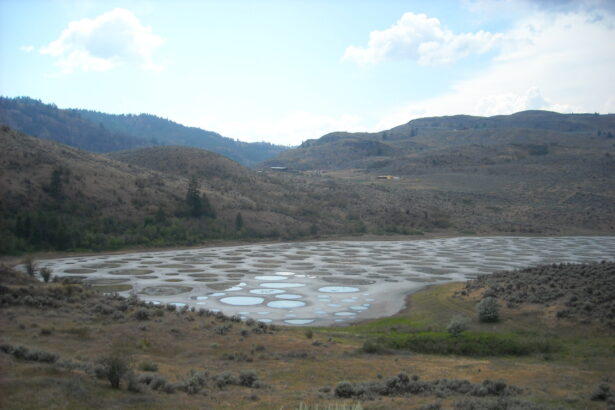 lacul din canada care este pe cat de colorat pe atat de urat mirositor 695e711c2c075