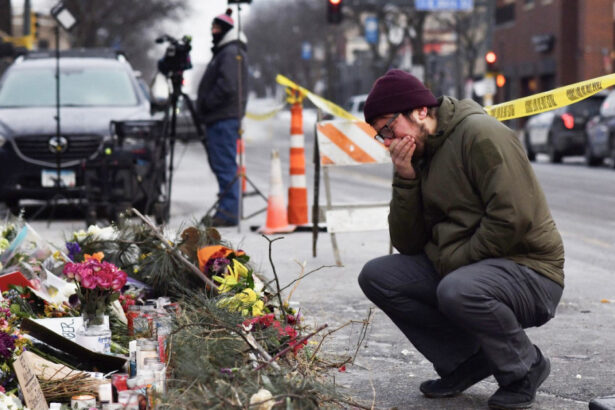 nu m au lasat sa trec era in stare critica medic blocat de agentii ice sa acorde primul ajutor barbatului impuscat in minneapolis 69764d651dccd