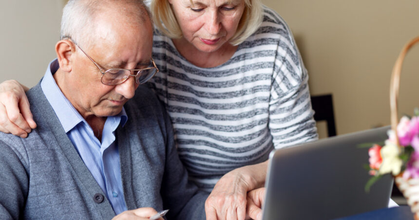 pensia de invaliditate in 2026 in ce conditii se acorda si cine are dreptul la indemnizatie pentru insotitor 697c62fb60423