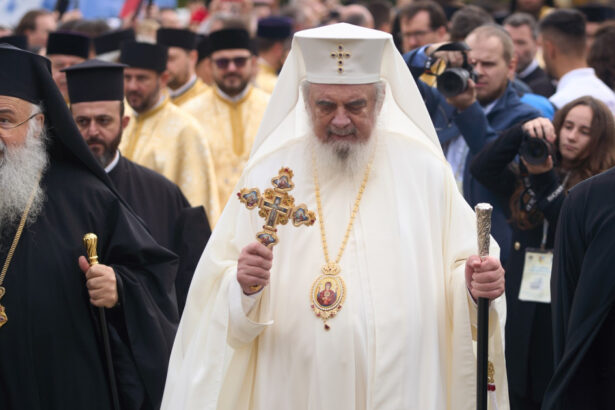 slujba de boboteaza la catedrala patriarhala din bucuresti tinuta de pf daniel se vor distribui 10 000 de litri de agheasma mare 695ca9ec644d6