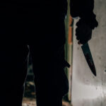 tanar din constanta retinut dupa ce si a injunghiat mama de 40 de ori dupa crima s a plimbat prin oras si apoi s a predat politiei 696f7325310b7