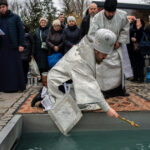 traditii de boboteaza 2026 ce nu au voie credinciosii sa faca dupa slujba de sfintire a apei ce simbolizeaza aruncarea crucii 695cf70b5b986