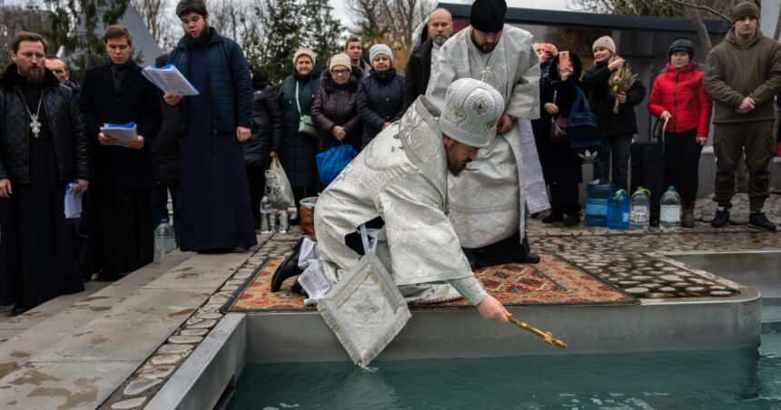 traditii de boboteaza 2026 ce nu au voie credinciosii sa faca dupa slujba de sfintire a apei ce simbolizeaza aruncarea crucii 695cf70b5b986