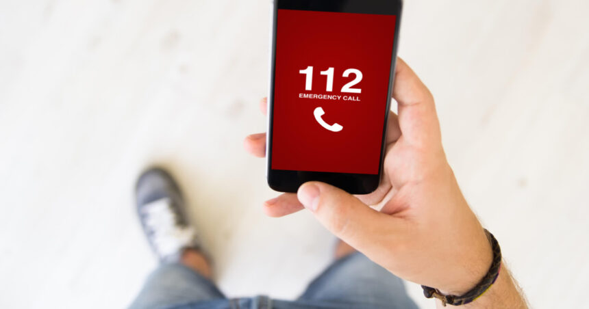 un barbat a sunat de mai multe ori la 112 si a anuntat ca va da foc blocului in care locuieste a fost imobilizat si dus la spital 6960dd7aa1040