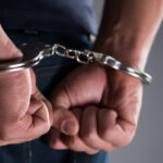 un barbat din vaslui a fost retinut dupa ce a incalcat ordinul de protectie a lovit politistii si a fugit cu catusele la maini 6960ac463c26f