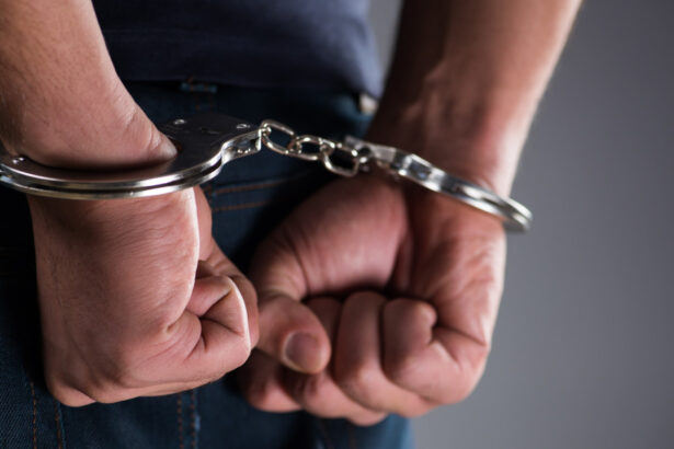 un barbat din vaslui a fost retinut dupa ce a incalcat ordinul de protectie a lovit politistii si a fugit cu catusele la maini 6960ac463c26f