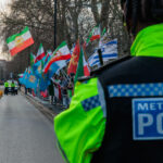 un protestatar a fost arestat la londra dupa ce a urcat pe acoperisul ambasadei iranului si a dat jos drapelul 696b46546d7a6