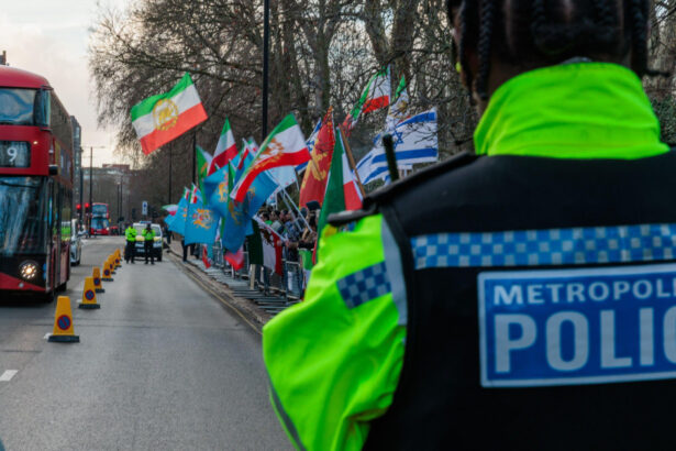 un protestatar a fost arestat la londra dupa ce a urcat pe acoperisul ambasadei iranului si a dat jos drapelul 696b46546d7a6