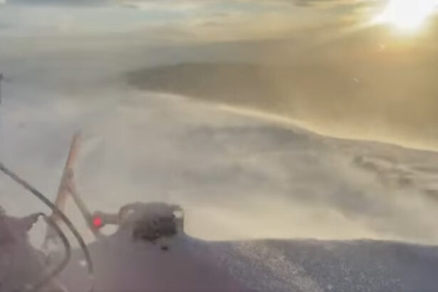 video cum vede prin parbriz soferul unei autofreze de deszapezire care actioneaza in zona ranca 69600e0c935ab