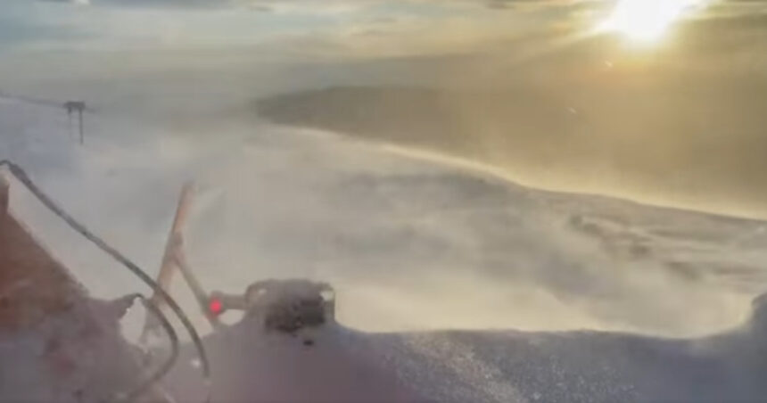 video cum vede prin parbriz soferul unei autofreze de deszapezire care actioneaza in zona ranca 69600e0c935ab