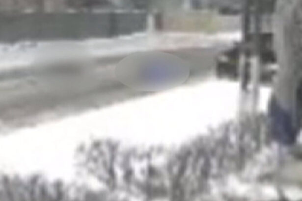 video doi adolescenti au ajuns la spital dupa ce au fost loviti de o masina in timp ce se dadeau cu sania in judetul constanta 6965f984e0219