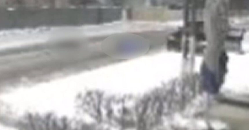 video doi adolescenti au ajuns la spital dupa ce au fost loviti de o masina in timp ce se dadeau cu sania in judetul constanta 6965f984e0219